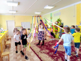 По доброй традиции в старшей группе нашего детского сада одна из родительниц, Синякова Ирина Александровна, устроила для детей замечательное чаепитие с блинами и оладьями в честь начала масленичной недели. По доброй традиции в старшей группе нашего детского сада одна из родительниц, Синякова Ирина Александровна, устроила для детей замечательное чаепитие с блинами и оладьями в честь начала масленичной недели.