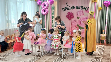 4 марта, в празднично украшенном зале, воспитанники младшего возраста с радостью поздравили своих мам и бабушек с первым праздником весны - 8 марта. 4 марта, в празднично украшенном зале, воспитанники младшего возраста с радостью поздравили своих мам и бабушек с первым праздником весны - 8 марта.