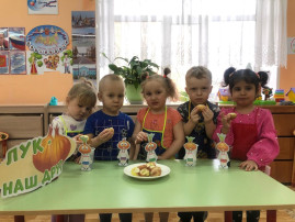 Сегодня воспитанники младшей группы с воспитателем Татьяной Николаевной посадили репчатый лук. Сегодня воспитанники младшей группы с воспитателем Татьяной Николаевной посадили репчатый лук.